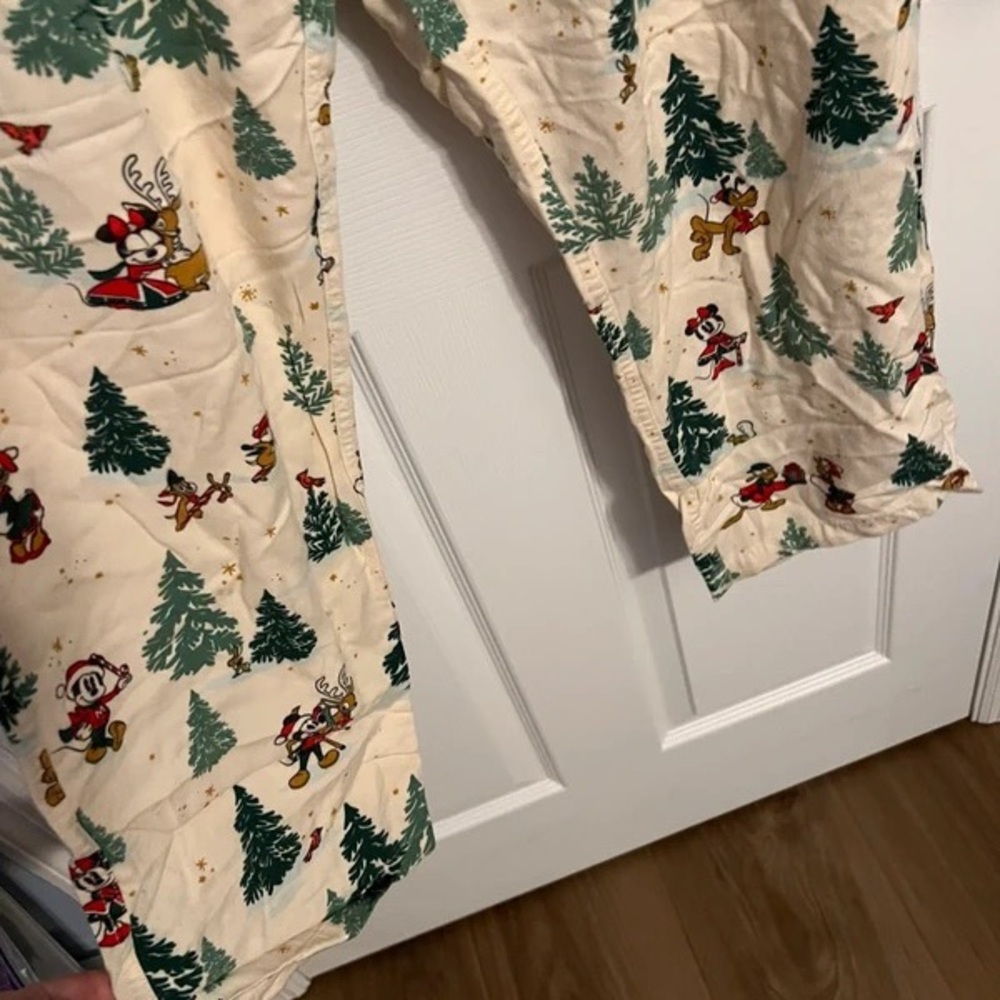 Kids Cream Holiday Tree & Character Print Pajama Set - Picture 5 of 5